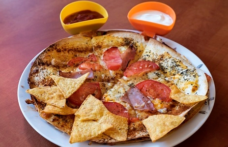 Quesadillas Jamon Amarillo Szynka (nie jak w pizzy-gotowana/konserwowoa), Ananas, Kukurydza, Papryka jalapeno, Sos Guacamole, Ser Quesadillas Jamon Amarillo Szynka (nie jak w pizzy-gotowana/konserwowoa), Ananas, Kukurydza, Papryka jalapeno, Sos Guacamole, Ser