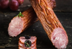 Kiełbasa Tatrzańska:  100% mięsa wieprzowego, 100g produktu otrzymano ze 130g mięsa