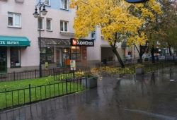 Sklep SuperDrob znajduje się w Pasażu Natolińskim, tuż przy stacji metra Natolin
