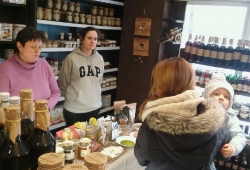 Nathalie Leban (z córką, podczas degustacji w sklepie) od lat wraz z mężem Jerzym w położonej między Lubaczowem a Sanokiem Muninie rozlewa pyszne, naturalne miody