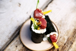 Tuna Roll: tuńczyk, majo, jalapeño, por, ogórek, oshinko