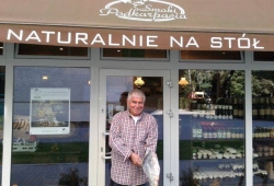 Coraz bardziej legendarny w Natolinie i jego okolicach pan Włodzimierz Orzechowski. To właśnie dzięki niemu (a także jego świetnie gotującej żonie Dorocie!) można w Smakach Podkarpacia zakupić zupy z karpia, paprykarz z karpia wędzonego, puplety i inne wy