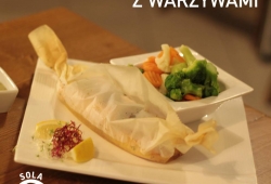 Ryby podawane w papilocie są przyrządzane przy użyciu pieca konwekcyjno-parowego, co zapobiega wysychaniu potraw, gwarantuje równomierne zarumienienie i pozwala na wydobycie walorów smakowych i zachowanie nienaruszonej struktury żywności